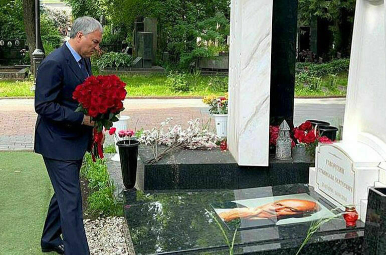 Володин возложил цветы к памятнику режиссеру Говорухину