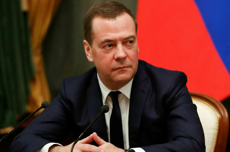 Медведев: Паровоз экономики услуг Запада летит в стену на полных парах