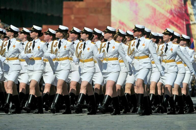 Путин поручил увеличить выплаты на детей женщинам-военным 