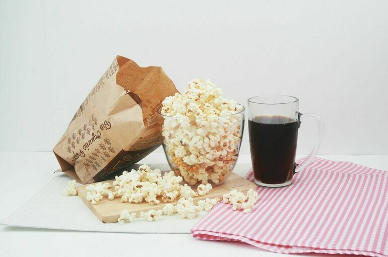 Врач рассказала, почему не стоит есть попкорн во время просмотра кино