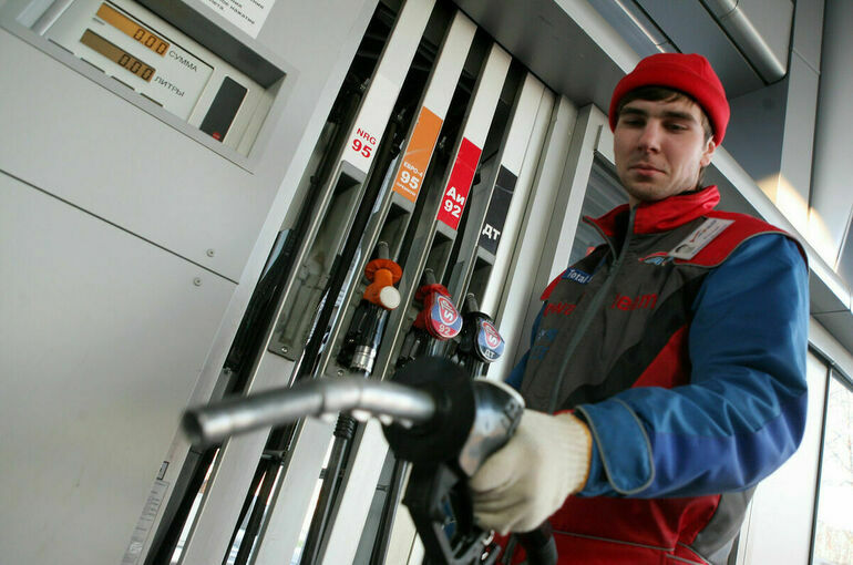 Бензин в России подешевел в 13 регионах