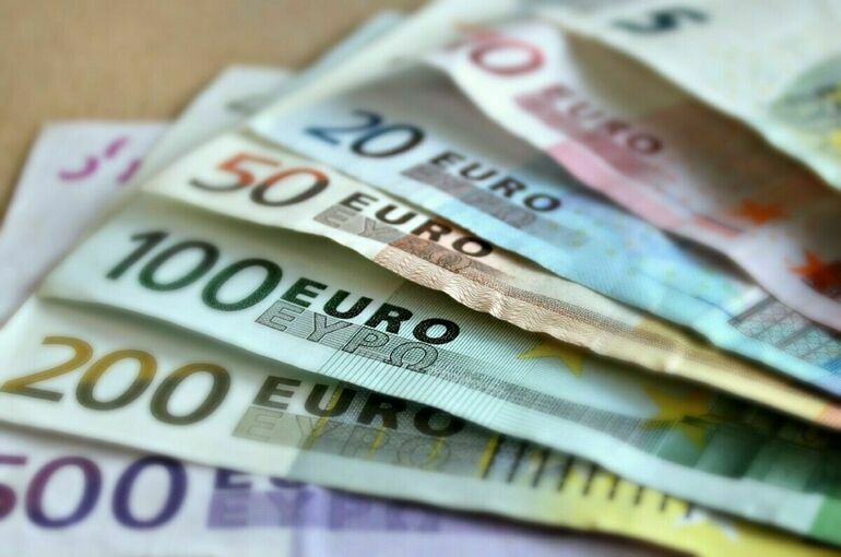 Стоимость евро упала ниже 56 рублей