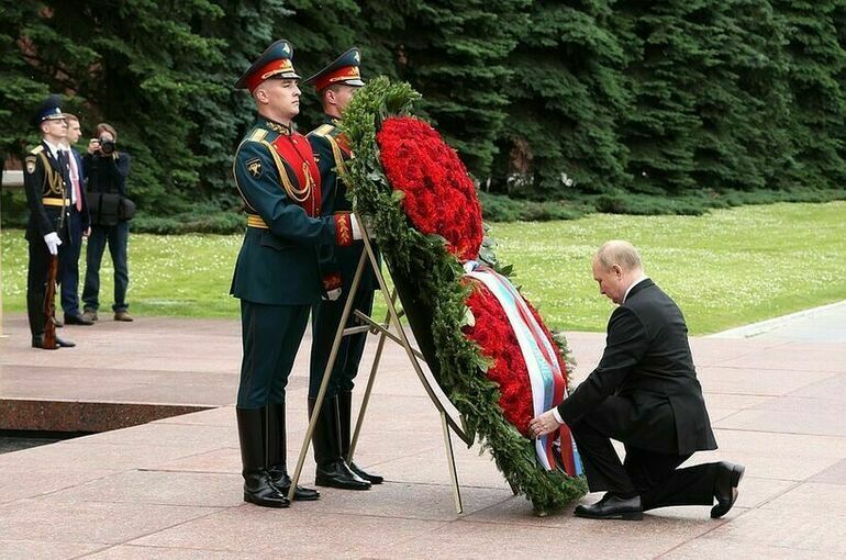 Президент возложил цветы к Могиле Неизвестного Солдата