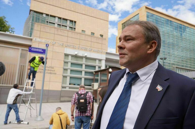 Толстой не исключает переименования территории у посольства Германии в честь ЛНР