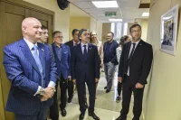 Сенатор Андрей Клишас (слева), главный редактор «Парламентской газеты» Александр Коренников, фотограф Юрий Инякин, депутат Госдумы Андрей Свинцов (ЛДПР), сенатор Николай Владимиров. Фото: Игорь Самохвалов/ПГ