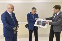 Сенатор Андрей Клишас (слева), фотограф Юрий Инякин, главный редактор «Парламентской газеты» Александр Коренников. Фото: Игорь Самохвалов/ПГ