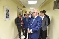 Сенатор Владимир Полетаев (слева), фотограф Юрий Инякин, сенатор Андрей Клишас, главный редактор «Парламентской газеты» Александр Коренников. Фото: Игорь Самохвалов/ПГ