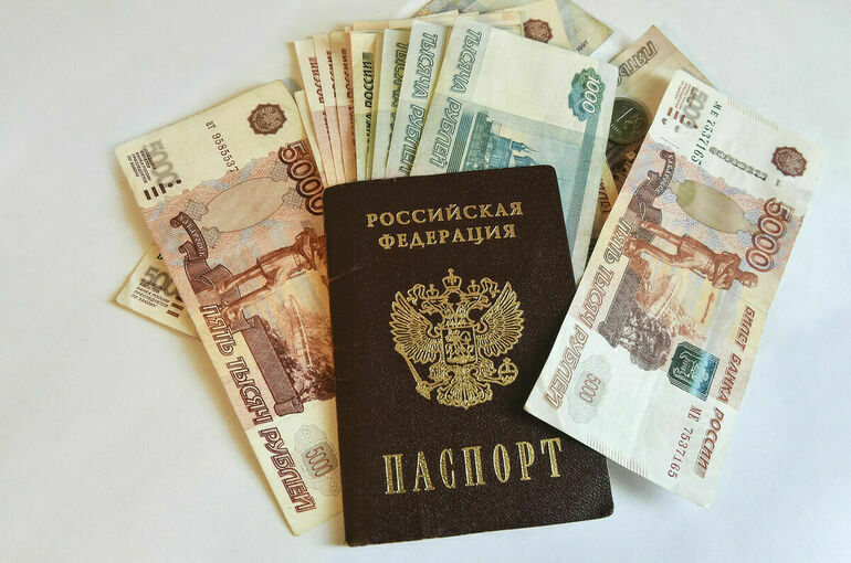 Центробанк: Треть россиян рассчитывается за покупки преимущественно наличными