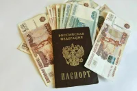 Центробанк: Треть россиян рассчитывается за покупки преимущественно наличными
