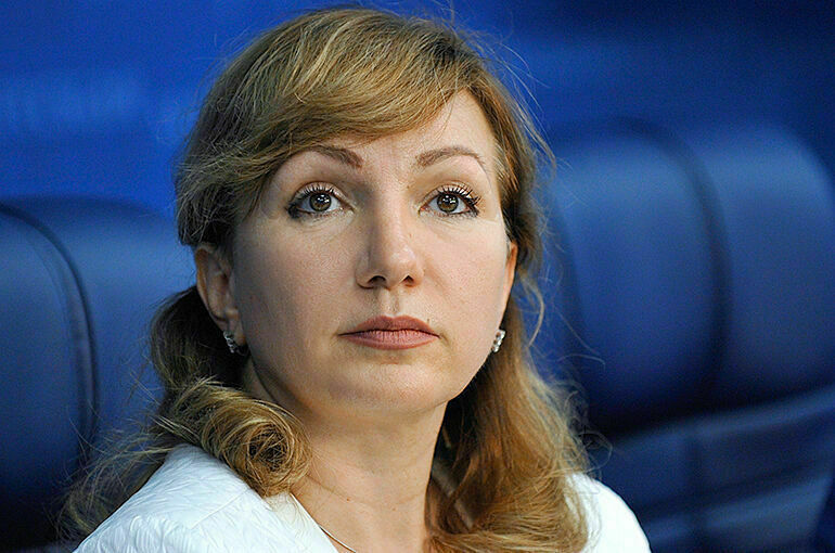 Тутова: Поднимать флаг России в школах должны лучшие ученики