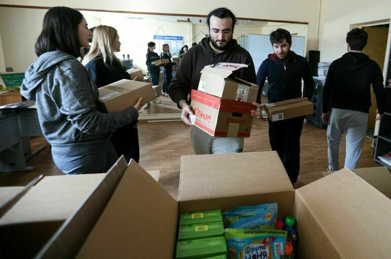 Гуманитарную помощь в Херсоне начали развозить по предприятиям города