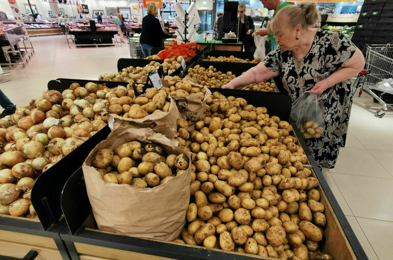 В России за неделю подешевели сахар, капуста, помидоры и картофель