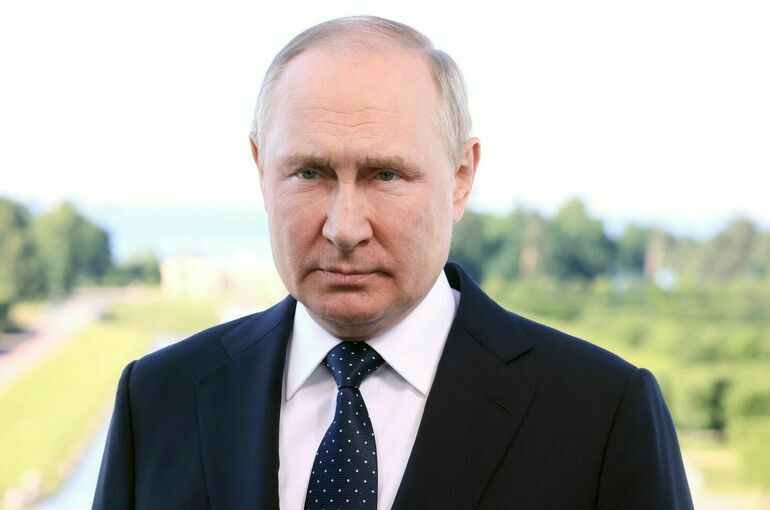 Путин: В мире наблюдаются попытки подменить право диктатом