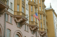 Посольство США в РФ вывесило на своем здании радужный флаг