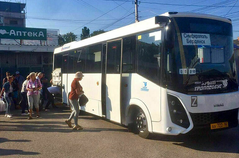 Первый автобус из Крыма отправился в Херсон, а поезда пока откладываются