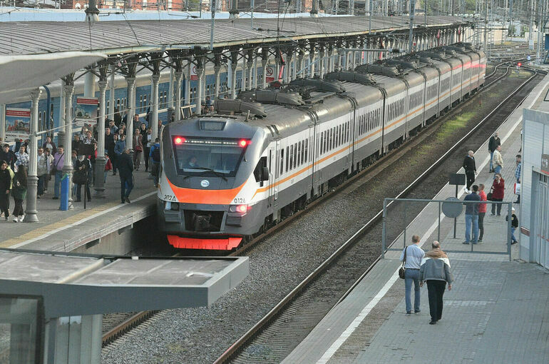 Дополнительные пригородные поезда запустят в Петербурге с Финляндского вокзала
