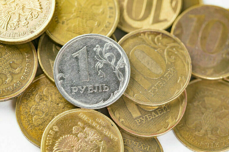 Рубль дешевеет к доллару и евро на утренних торгах