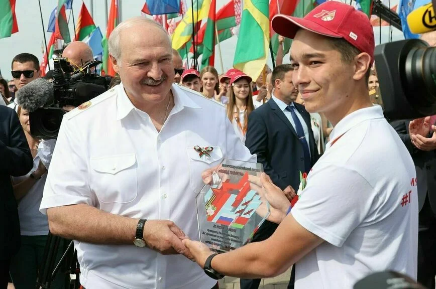 Александр Лукашенко с участником патриотической акции