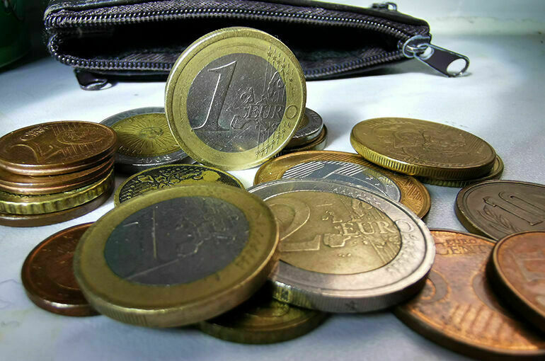 Курс евро на Мосбирже достиг 66 рублей впервые с 3 июня
