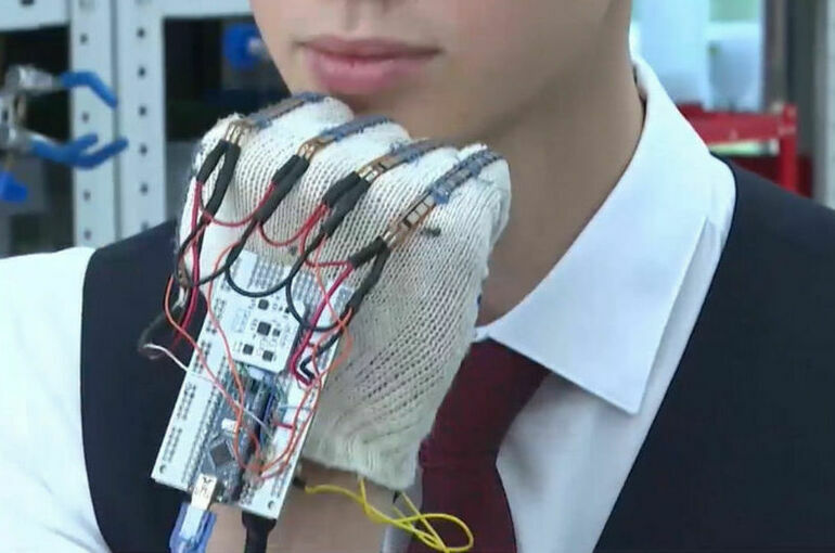 Школьник из Москвы изобрел перчатку, распознающую язык жестов
