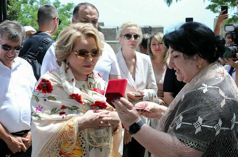 Матвиенко вручили памятную медаль Союза женщин Дагестана