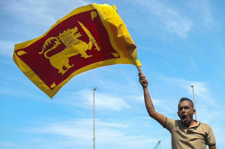 Премьер-министр Шри-Ланки ввел режим ЧП по всей стране