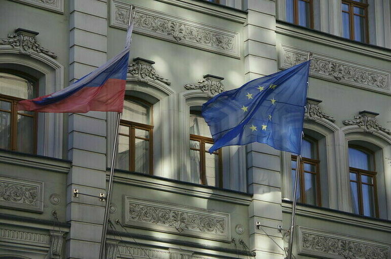 СМИ: ЕС рассматривает возможность снятия санкций с ряда граждан РФ