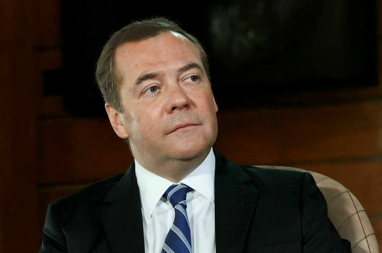Медведев указал на необходимость отодвинуть украинские войска «подальше»