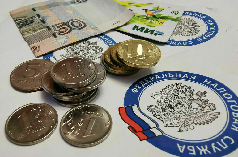 Россиян, работающих за рубежом, хотят обязать платить налоги в РФ