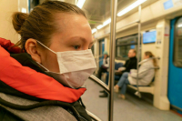 Врач-эпидемиолог рассказала, почему людям из группы риска необходимо носить маски