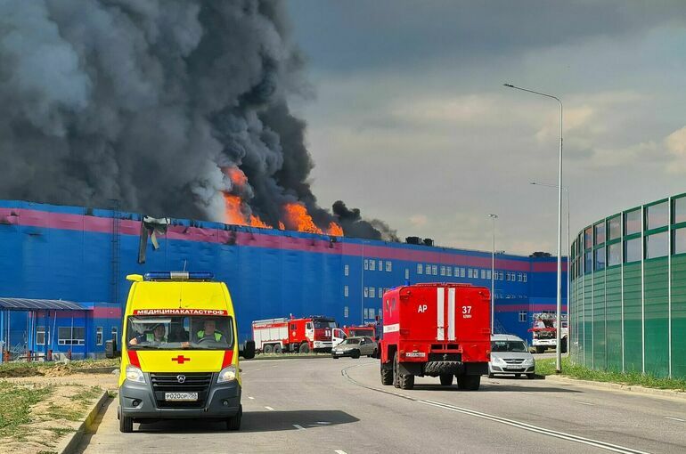 Первый замглавы МЧС прибыл на место пожара на складе Ozon в Подмосковье