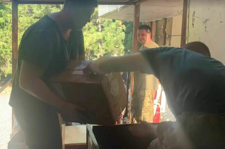 В Донецк доставили гумпомощь для горожан и еду для животных