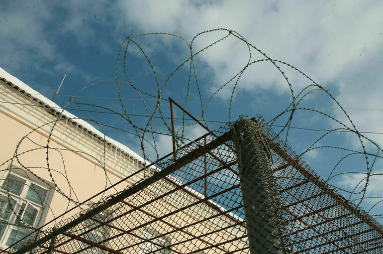 Заключенным в колониях строгого режима предложили дать право на один звонок в год