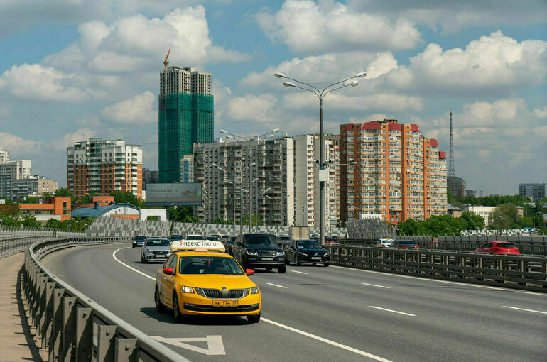 Таксист въехал в остановку в Москве