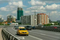 Таксист въехал в остановку в Москве