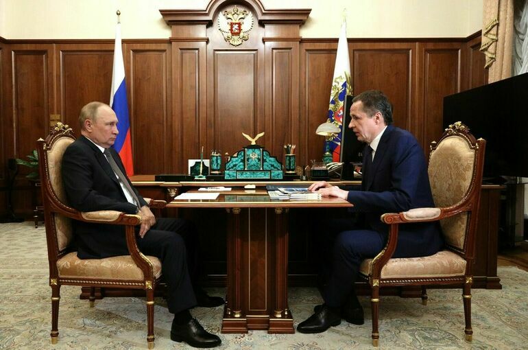 Глава Белгородской области подарил Путину шоколад «Алешка»