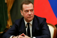 Медведев сравнил слова Зеленского об изоляции россиян с идеями Гитлера