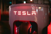 Эксперт объяснил продажу Илоном Маском акций Tesla