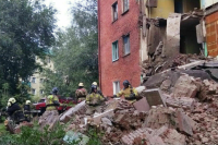 Опубликовано видео обрушения части дома в Омске