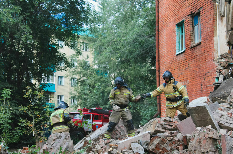 В МЧС заявили об угрозе дальнейшего разрушения дома в Омске