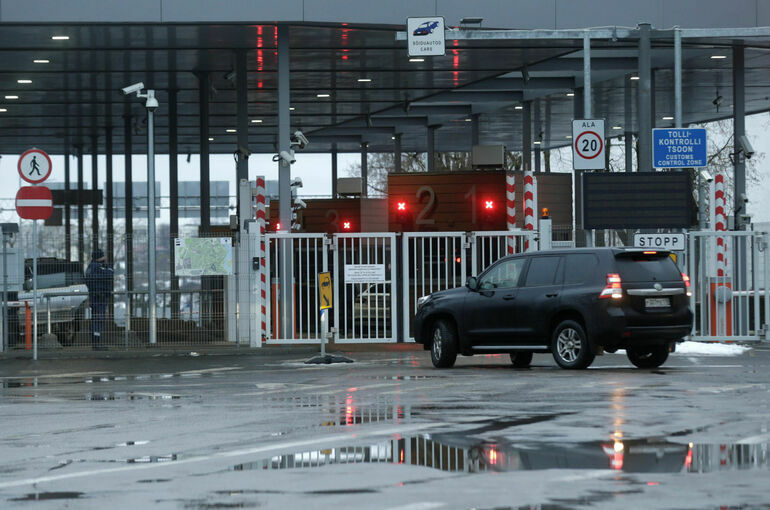 Эстония приостановила пропуск транспорта на участке границы с Россией