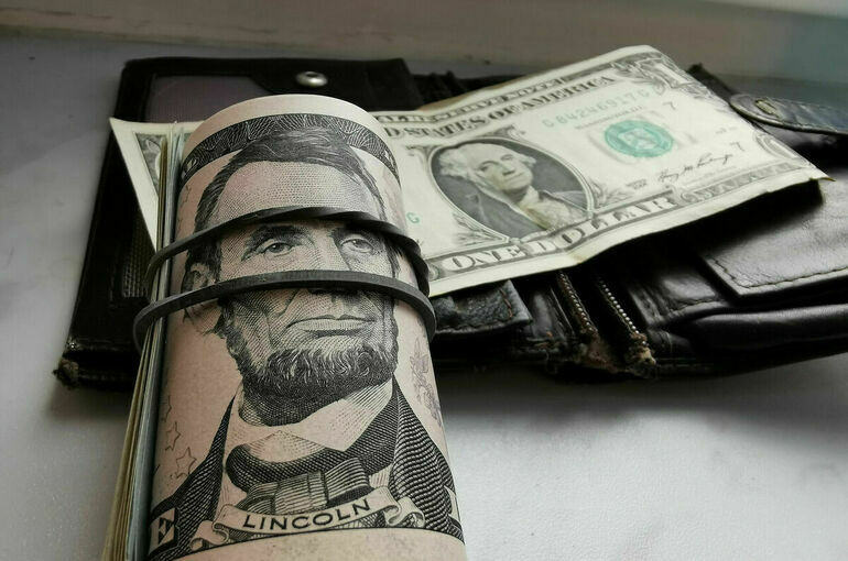 Курс доллара опустился ниже 58 рублей впервые с 25 июля