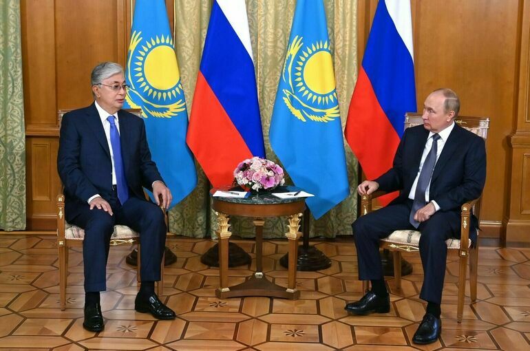 Путин обсудил с Токаевым развитие торговли России и Казахстана