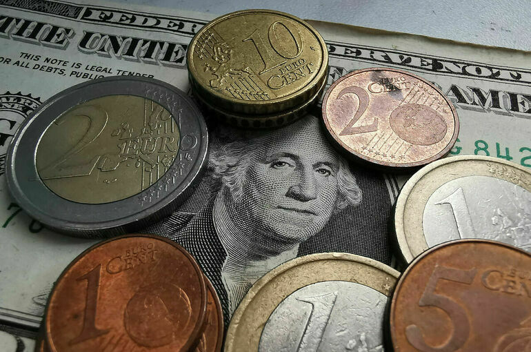 Курс евро к доллару обвалился до минимума с 2002 года
