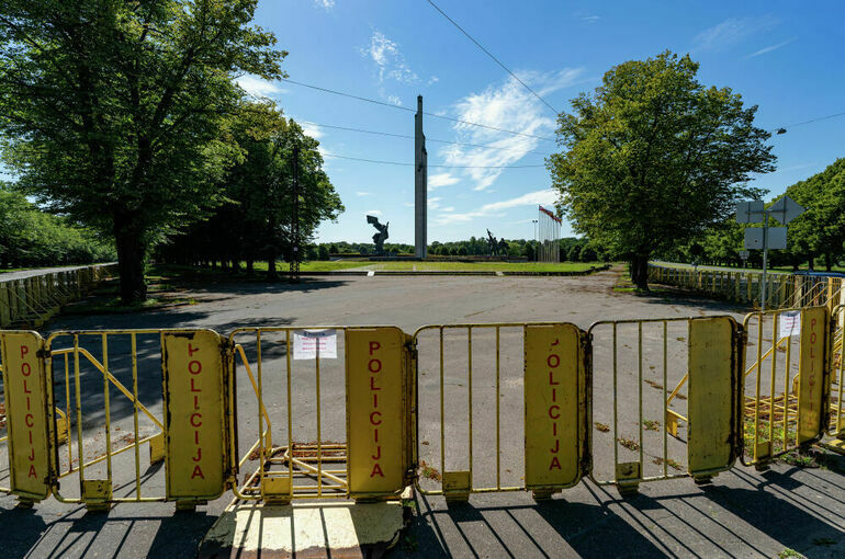 В Риге демонтируют памятник воинам-освободителям
