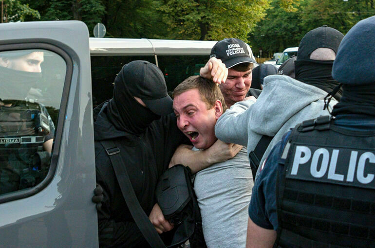 В Риге задержали семерых противников сноса памятника советским воинам