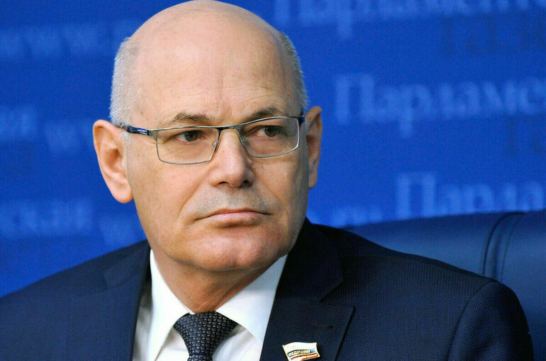 Круглый оценил идею повысить взносы регионов в систему ОМС за неработающих