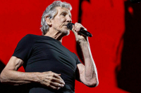 Лидер Pink Floyd назвал безумием предложение запретить визы для россиян