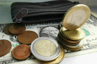 Экономист объяснил, почему евро «просел» к доллару