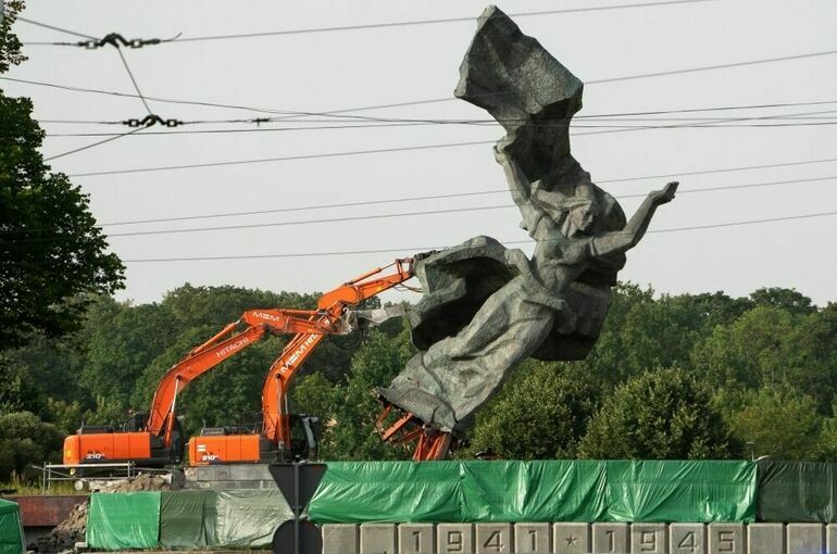 В Риге демонтировали все скульптуры памятника Освободителям